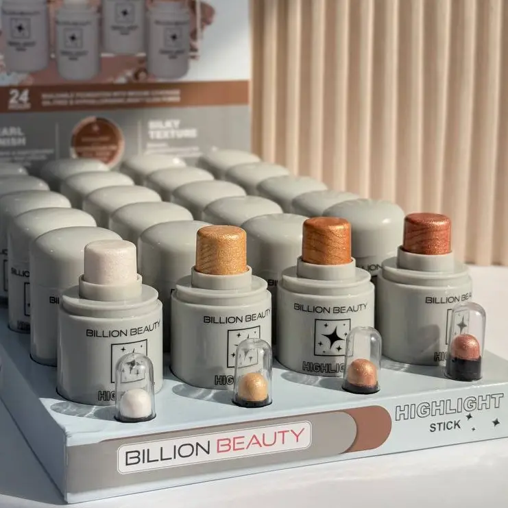 3 نمای بسته از هایلایتر استیکی Billion Beauty با بافت ابریشمی و رنگ روشن