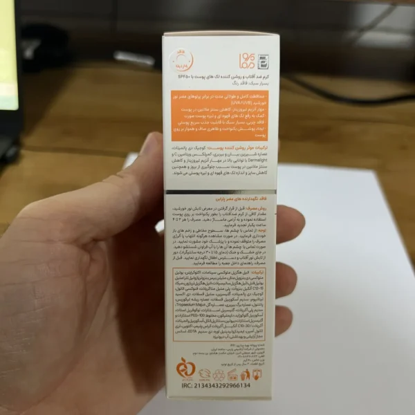 پشت جعبه کرم ضد آفتاب بی رنگ ضد لک پرودرما SPF 50 شامل ترکیبات و روش مصرف